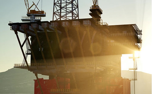 保養(yǎng)機(jī)器部件配件 油起到了很好的保養(yǎng)作用那么槽型托輥在保養(yǎng)的時(shí)候什么時(shí)候要換油什么時(shí)候 多少才適合    如果換油太少，槽型托輥的軸承就會(huì)提前報(bào)廢；如果換油過(guò)多，摩擦托輥就會(huì)陷入困境或長(zhǎng)期危害動(dòng)力線圈和卷線。那么槽型托輥托輥該如何維護(hù)呢？槽型托輥廠家為大家講解一下，希望對(duì)大家有所幫助：   決定什么時(shí)候潤(rùn)滑以及什么時(shí)候停止注油的方式非常簡(jiǎn)單：制定一個(gè)基礎(chǔ)線、制定觀察計(jì)劃表和注油的時(shí)候進(jìn)行監(jiān)測(cè)。